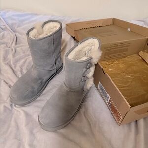 Koolaburra Gray Winter Boots with Fur Lining